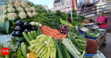 पावसाने पिके खराब झाल्यामुळे पुण्यात पालेभाज्याच्या किंमती वाढतात आणि बाजारपेठांना पुरवठा करतात